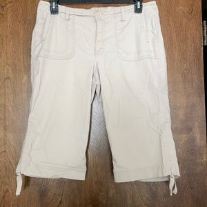 Gloria Vanderbilt khaki capris, size 14